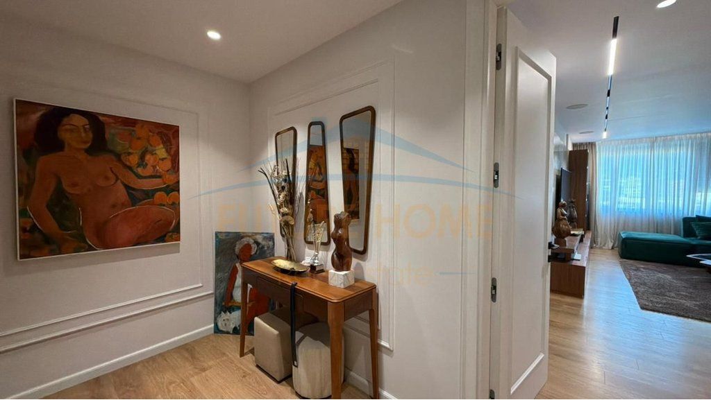 Appartamento 3+1+2+2 posti auto in vendita Via Elbasan