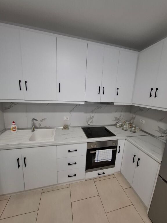 Jepet me Qera Apartament 2+1 Tek Shkembi i kavajes