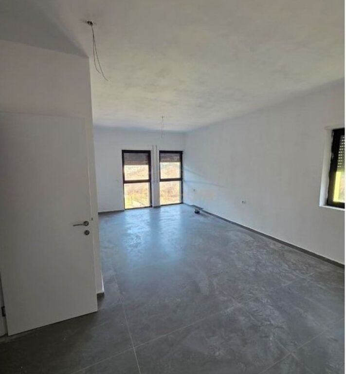 Shitet, Dublex, Kodra e Diellit Tiranë.