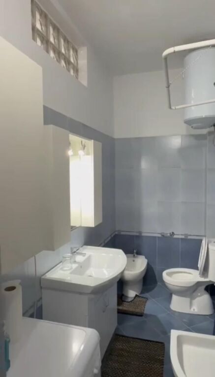 Jepet me qera Apartamenti 1+1 Bulevardi Bajram Curri ,pallatet Agimi ( kafe Roma) Bllok 600 euro