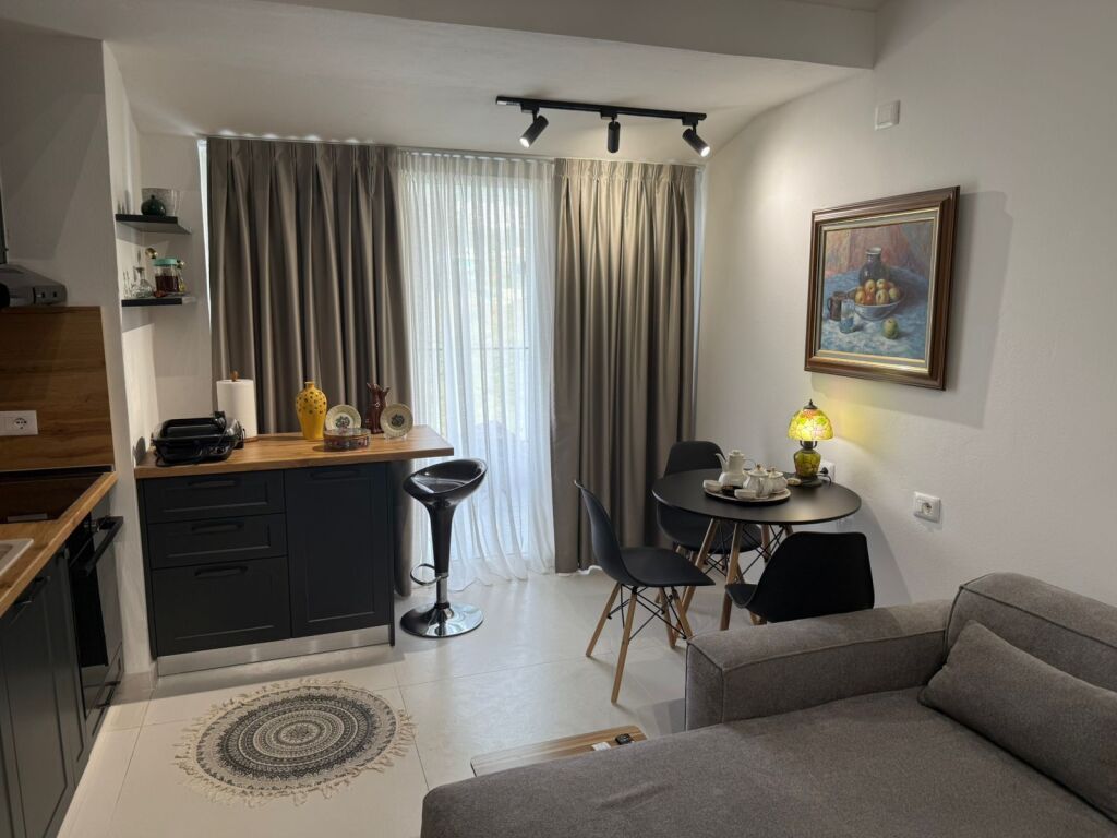 Shitet apartament 1+1 ne Fresk