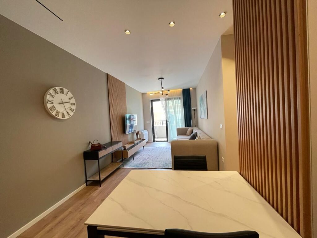 Jepet me qera apartament 1+1 pranë Radisson 🏡