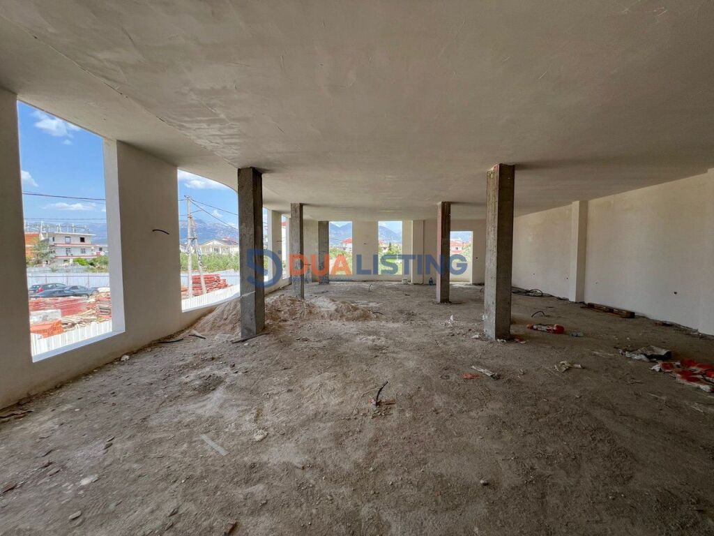 🏢 Jepet me qera godinë 2-katëshe në Kamëz.