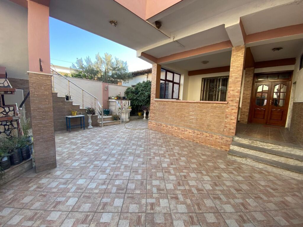 JEPET ME QERA VILA 2 KATESHE 400€ SHKOZET