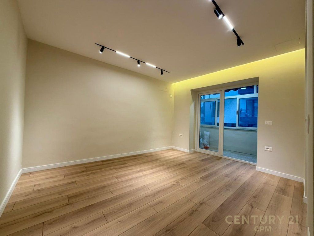 Apartament 1+1 per shitje prane Pazarit te Ri