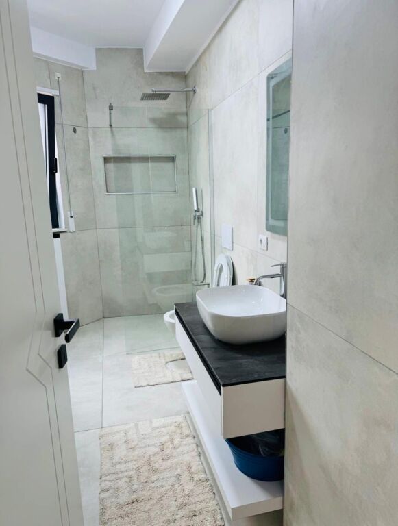 Apartament 2+1 per qira te Blloku i Ambasadave, orientimi jug-perendim