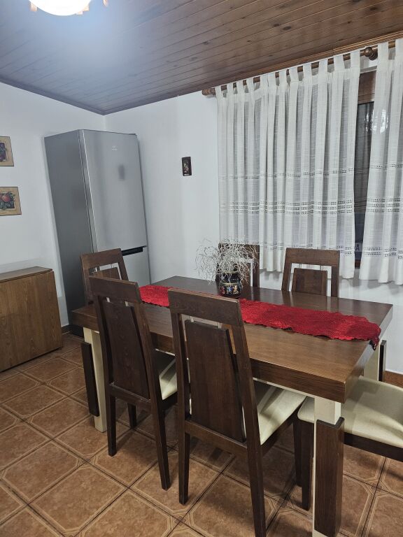 Jepet me qera 2+1 500 mij lek ish stacioni fundit i tiranes re