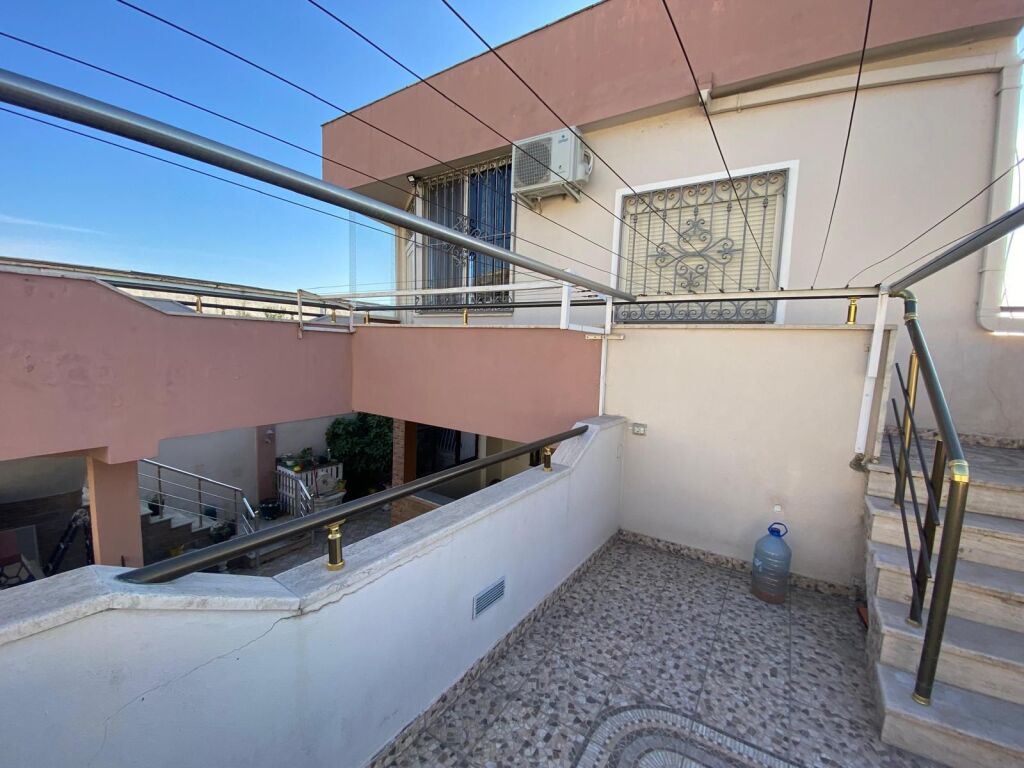 JEPET ME QERA VILA 2 KATESHE 400€ SHKOZET