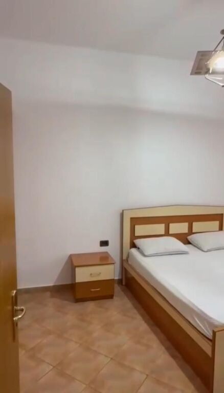 Jepet me qera Apartamenti 1+1 Bulevardi Bajram Curri ,pallatet Agimi ( kafe Roma) Bllok 600 euro