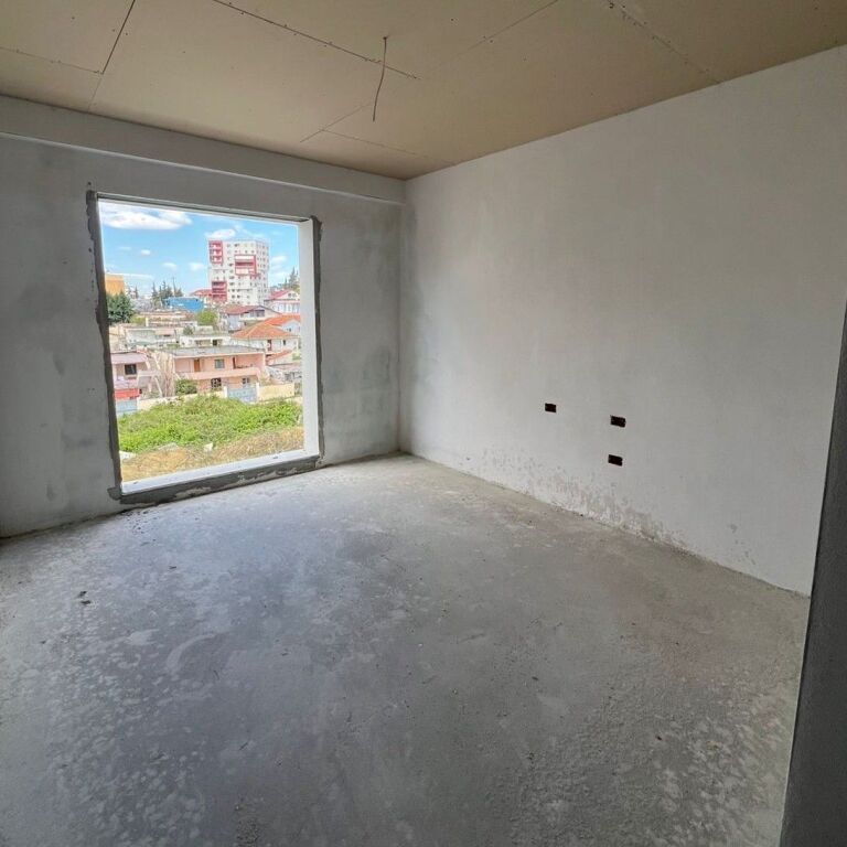 🏡 Shitet Apartament 2+1+2 – Pranë Rrethit të Klanit (Porcelan) 📍