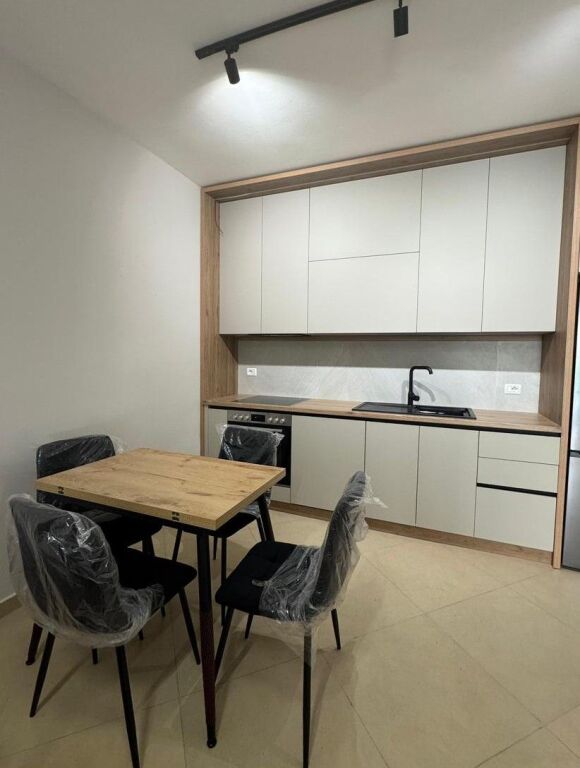 APARTAMENT 2+1 me verandë për Qira