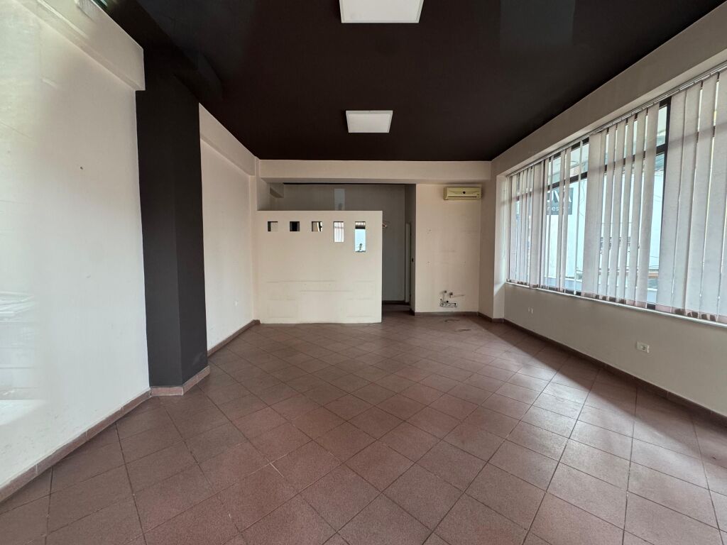 Jepet me qera Ambjent biznesi  Adresa : Rruga elbasanit afer lagunes  Kati 1  Siperfaqe 50 m2  Cmimi 500 mij lek