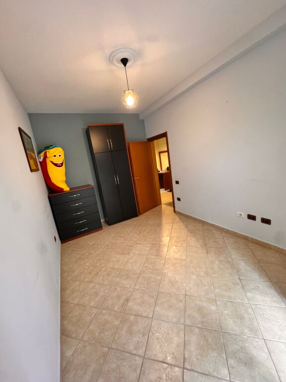 Bllok - Shitet 3+1 + Verandë