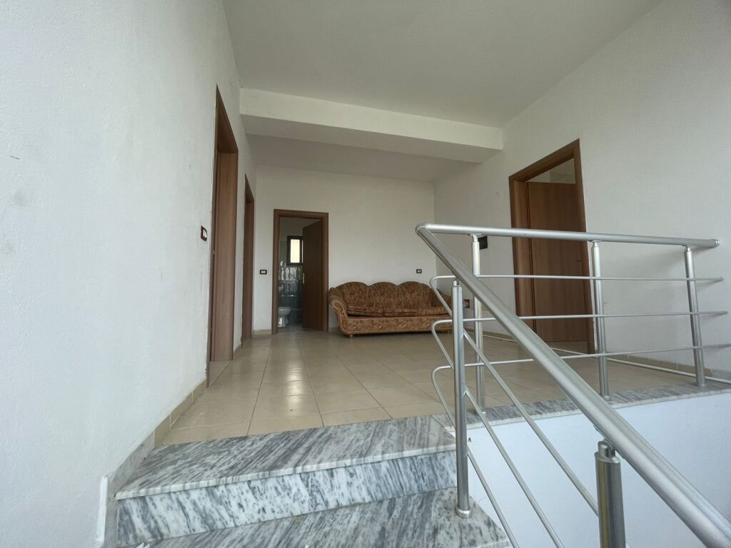 Jepet me qira dhe shitet apartament 3+1 + 2 banjo.