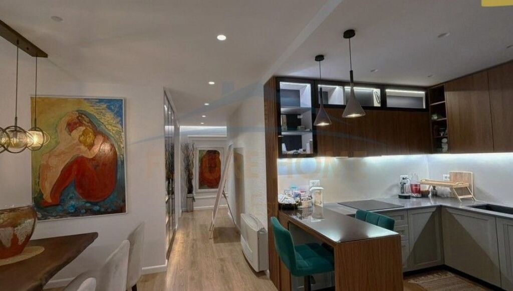 Shitet Apartament 3+1+2 + 2 Poste Parkimi, Rruga e Elbasanit