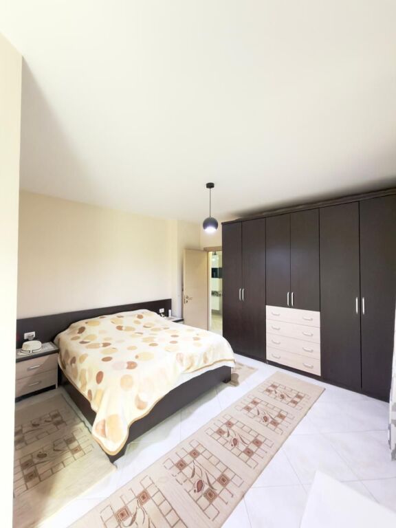 Apartament 2+1 + Parkim per shitje tek Liqeni i Thate