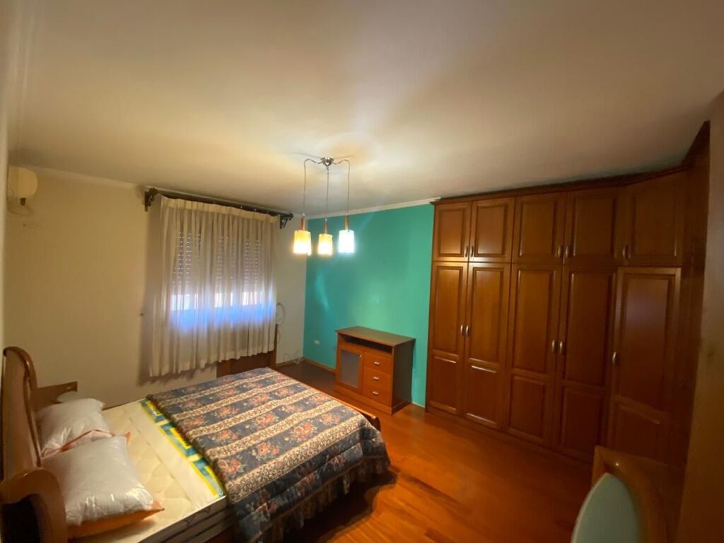 Comune di Parigi vicino al parco giochi 🚩Vendiamo super appartamento 3+1+2 bagni+ripostiglio.