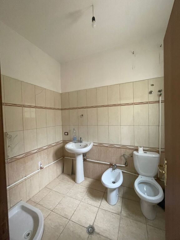 Jepet me qira dhe shitet apartament 3+1 + 2 banjo.