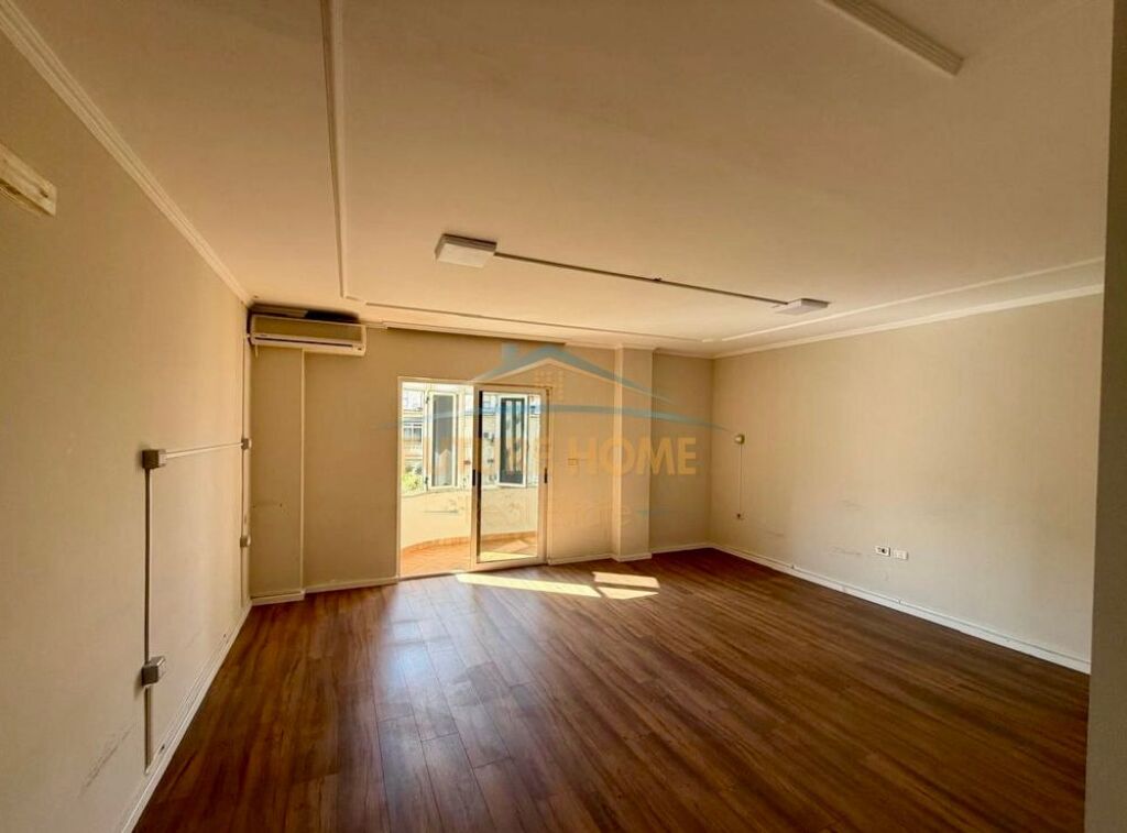 Qira, Ambient biznesi për zyra, Sheshi Willson,Tirane.