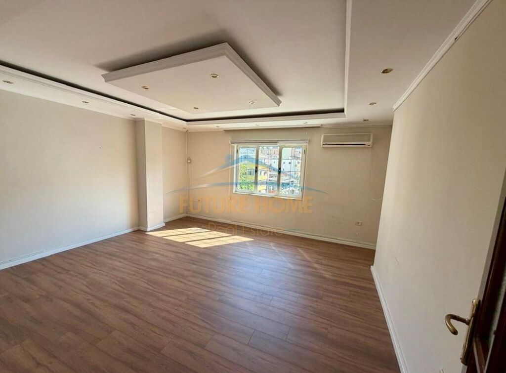 Qira, Ambient biznesi për zyra, Sheshi Willson,Tirane.