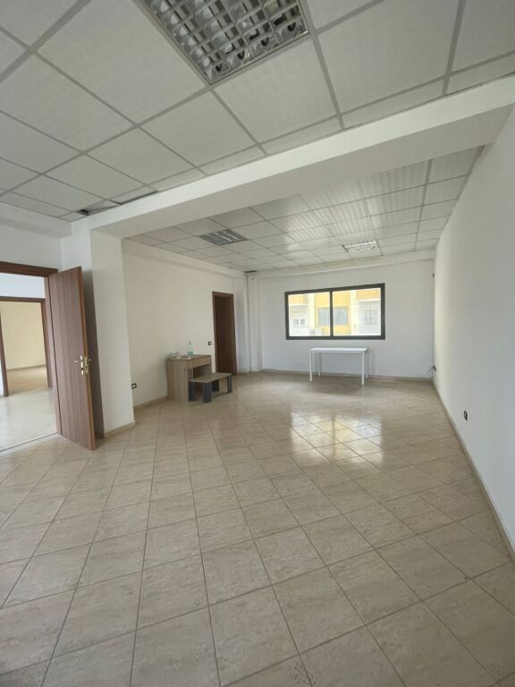 Jepet me qira dhe shitet apartament 3+1 + 2 banjo.