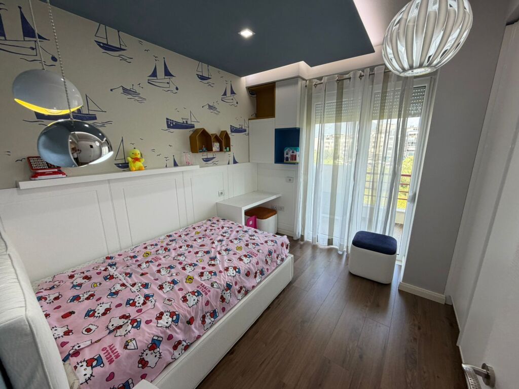 Shitet apartament 2+1 pranë Liqenit të Thatë