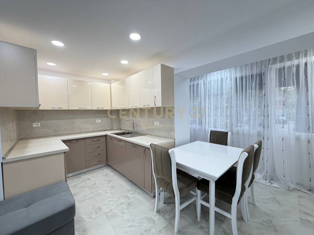 Apartament 2+1 me qira te Pediatria, në Rrugën Kongresi i Manastirit.