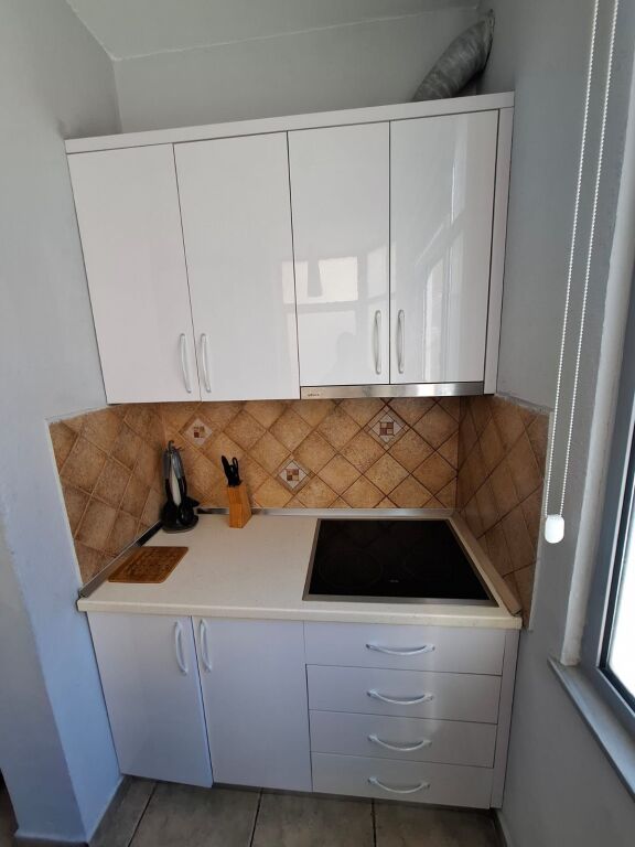 Jepet me Qera Apartament 1+1 Tek Shkembi i kavajes