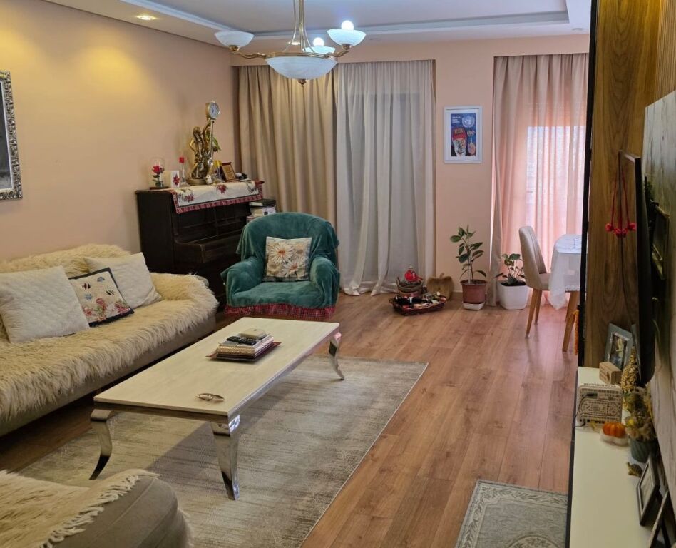 Shitet apartament tek Xhamia e Selitës