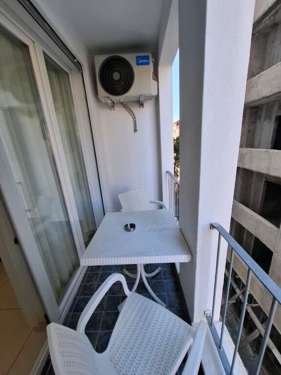 Jepet me Qera Apartament 2+1 Tek Shkembi i kavajes