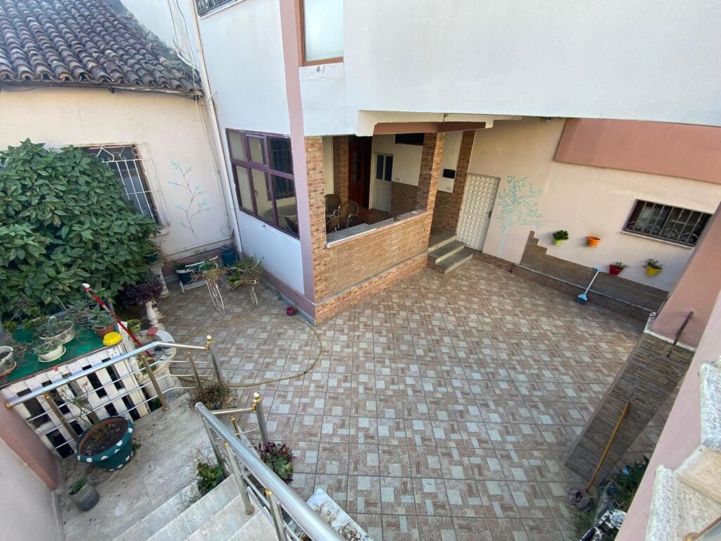 JEPET ME QERA VILA 2 KATESHE 400€ SHKOZET