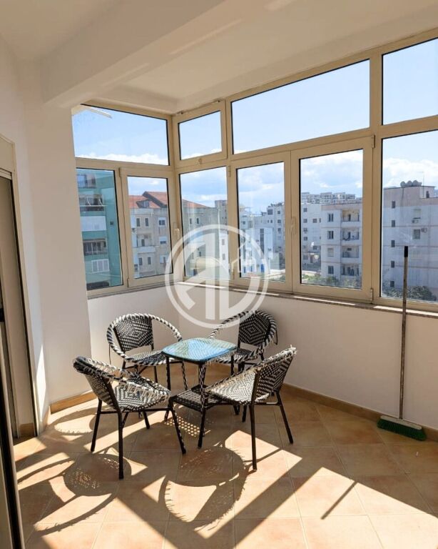 Per qera  Apartament 3+1+2 me Verandë pranë Stadiumit, Durres – I Rinovuar dhe i Mobiluar Rishtazi.