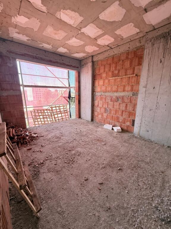 Apartamenti 2+1 per shitje prane Shkolles Kuqe dhe Gjimnazit Partizani