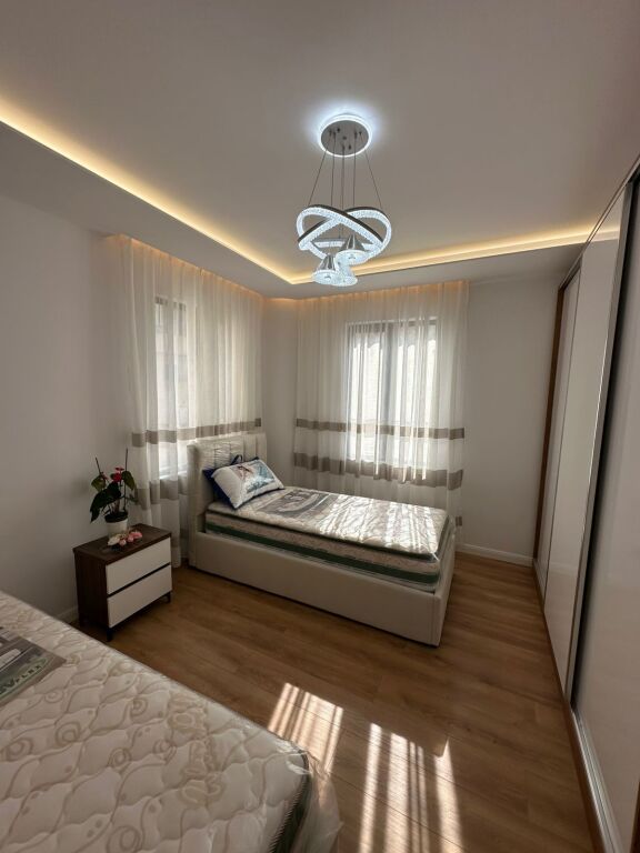 Shitet apartament 2+1 te Pallati me Shigjeta,perballe Kompleksit Delijorgji