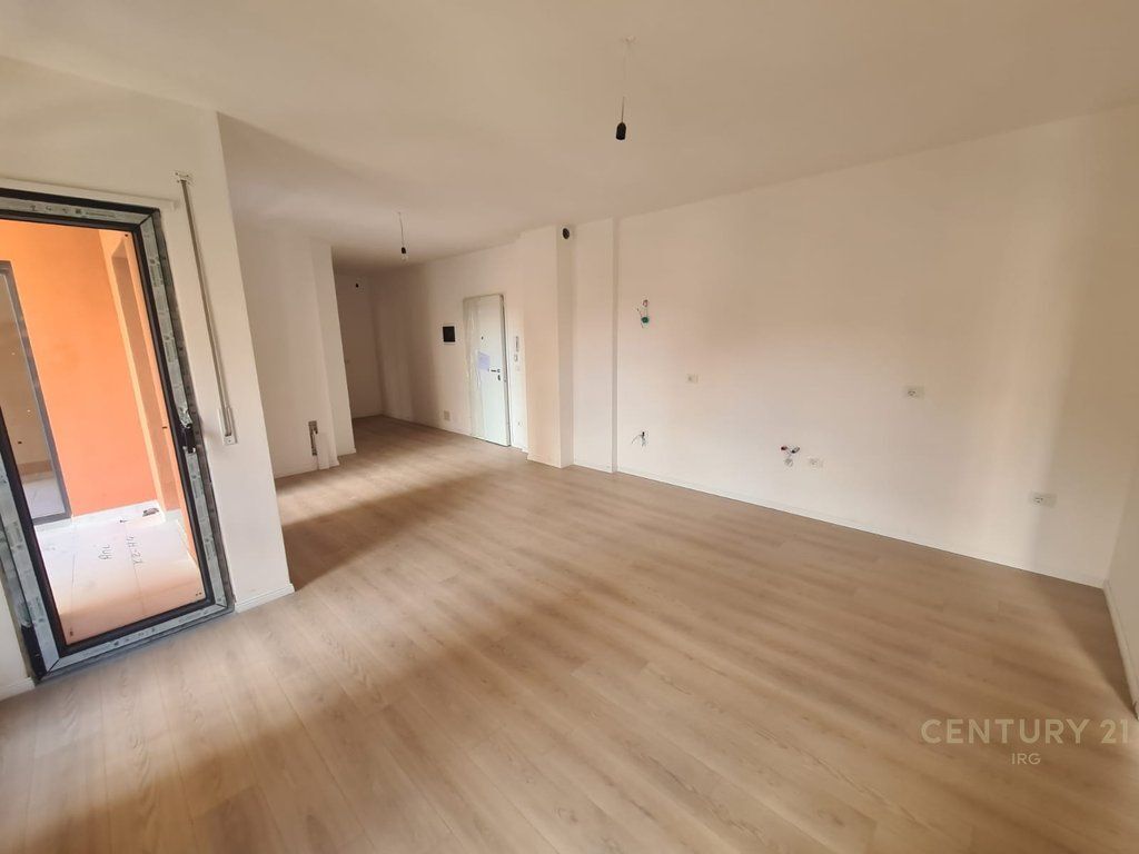 APARTAMENT 2+1 TEK SHKOLLA E KUQE!
