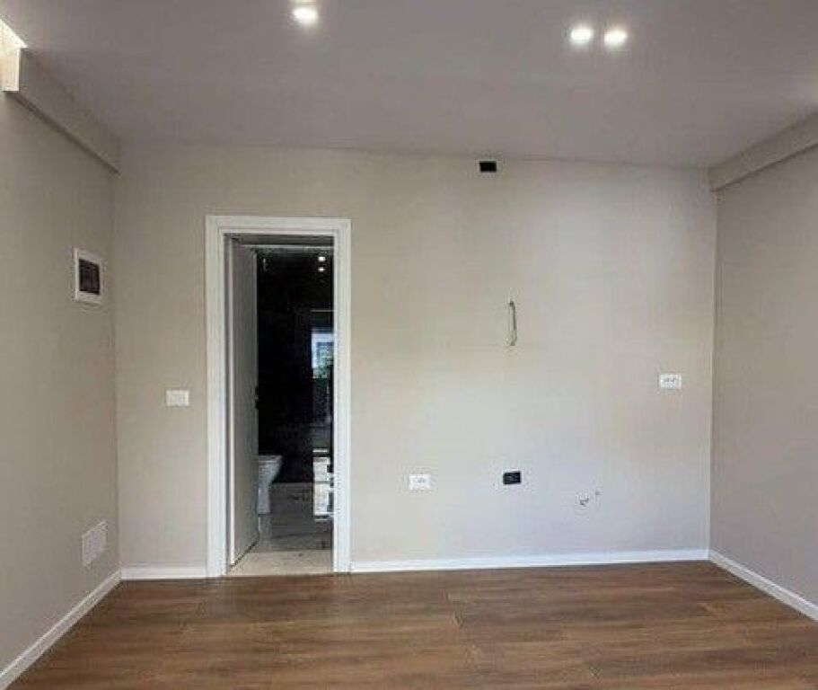 ZYRE ME QERA 30 M2 RRUGA E ELBASANIT 40.000 LEKE FH-70110