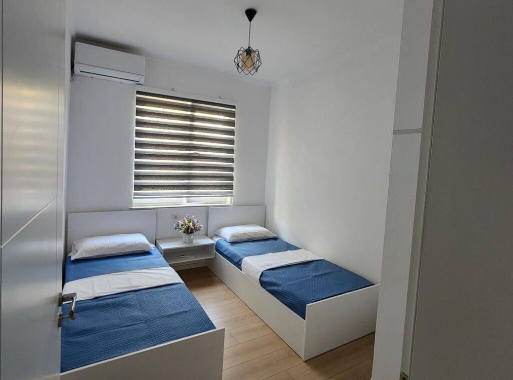 Jepet me qera apartament 2+1 tek zona e 21 Dhjetorit.