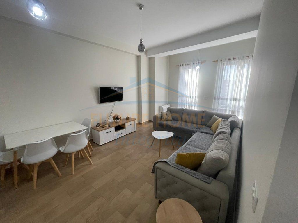 Qera, Apartament 1+1+Post Parkimi, Shkolla e Kuqe, Tiranë.