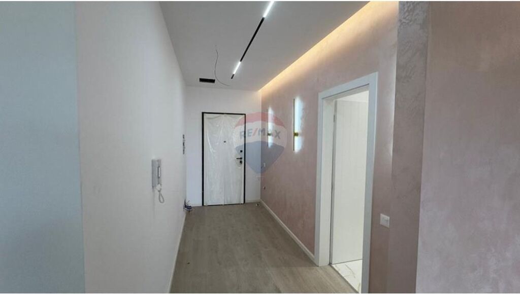 Zyrë me qira në zonën e Liqenit të Thatë.