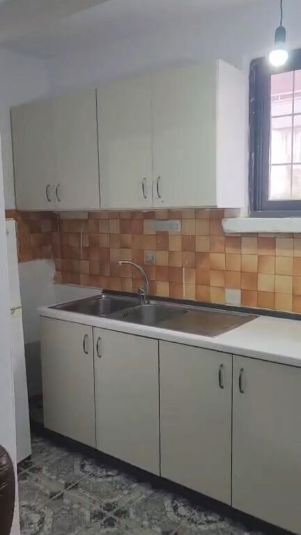 Jepet me Qera Apartament 2+1 prane Policise Durres