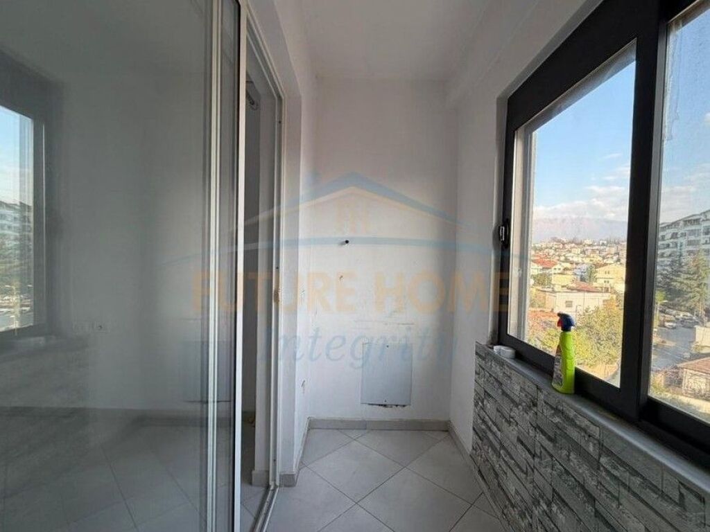 Shitet, Apartament 2+1+2, Ish Tregu Elektrik, Tiranë.
