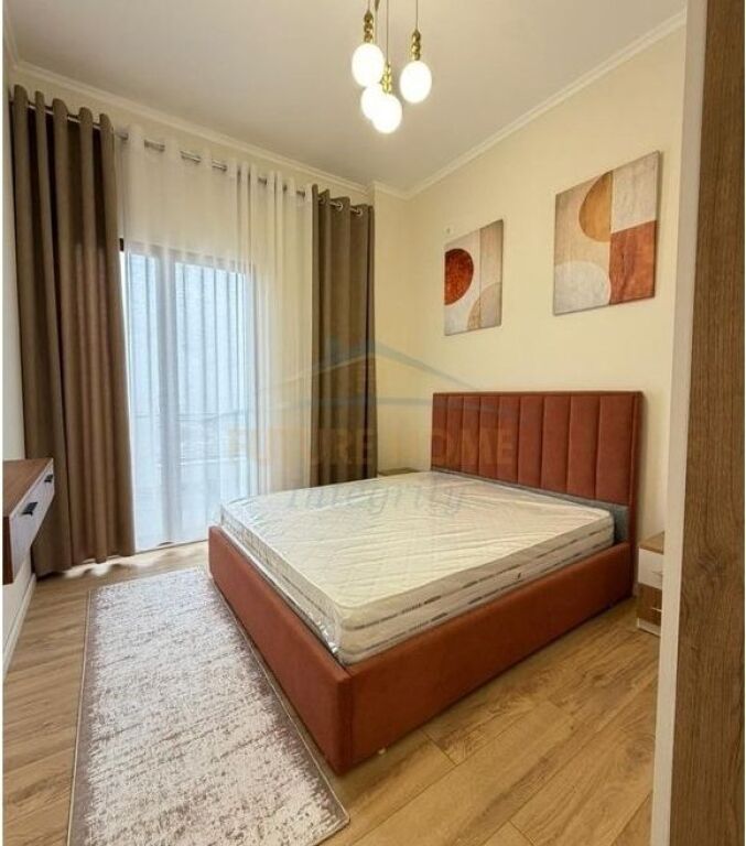 Shitet, Apartament 2+1+2, Fresku, Tiranë.