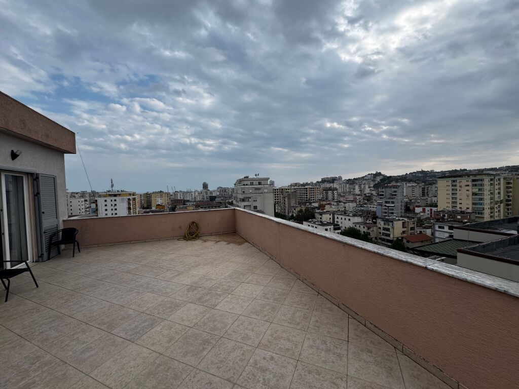 Shitet Penthouse në Durrës (tek Stadiumi Niko Dovana)