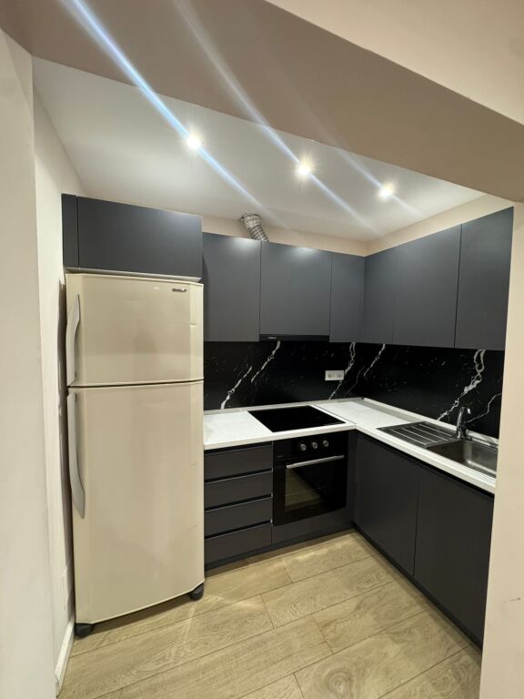 Jepet me qera apartament 2+1 Ne Xhamllik/55,000 leke