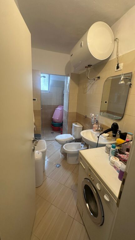 SHITET 1+1 mbrapa Restorant durrsit