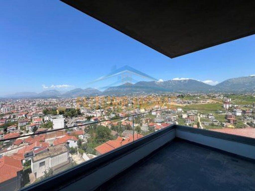 Shitet, Apartament 2+1+2 poste Parkimi, Sauk, prane Restorant Xibrakes, Tiranë.