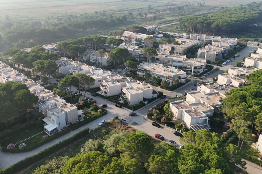 Shitet apartament 2+1 + verandë + oborr, Gjiri i Lalzit, Kompleksi "Lura"
