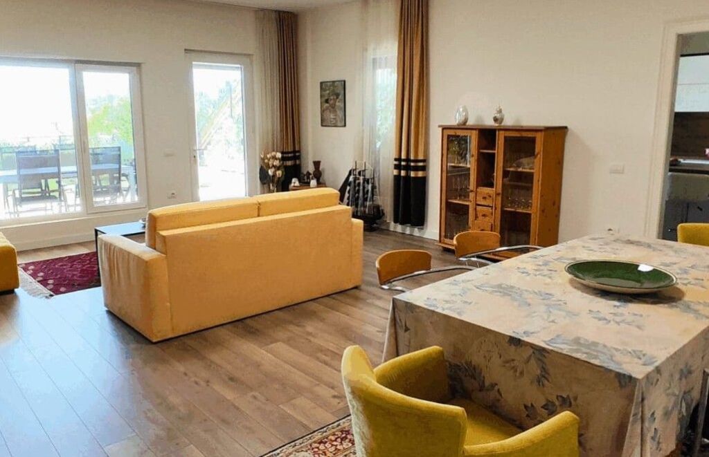 Vilë unike buzë Liqenit të Farkës