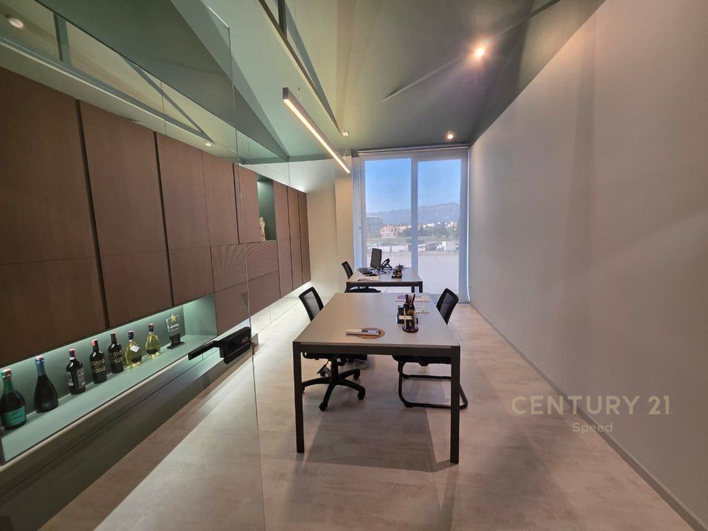 Japim me qira Objekt Komercial prane QTU, Zyra+Magazina