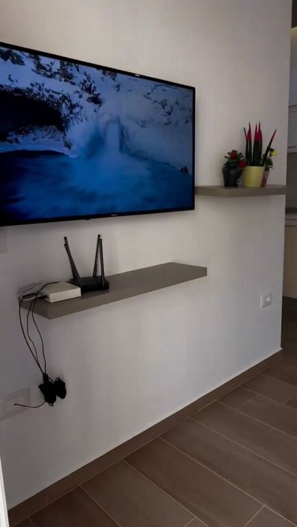 📍Vlorë | Uji i Ftohtë Jepet me qira afatgjatë apartament 1+1 me pamje nga deti.